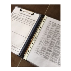 Plastikinis aplankas su 4 žiedais ir prispaudimu kairėje pusėje